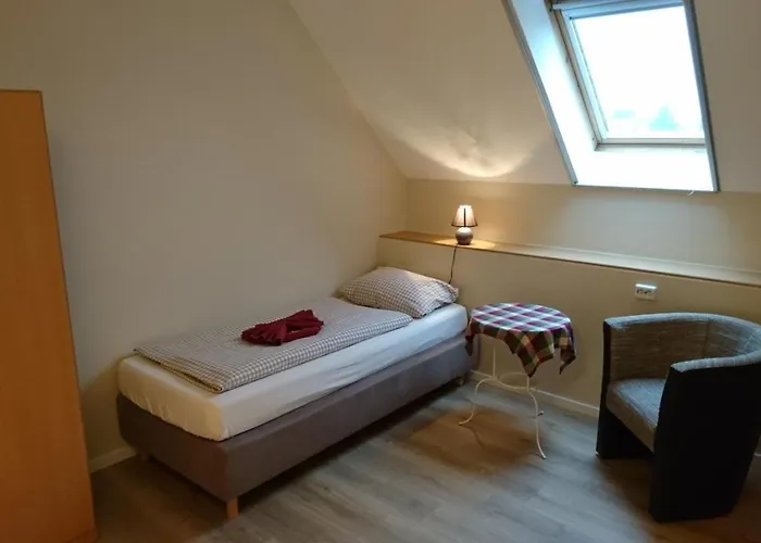 Zur Hecke Inn Schoenefeld